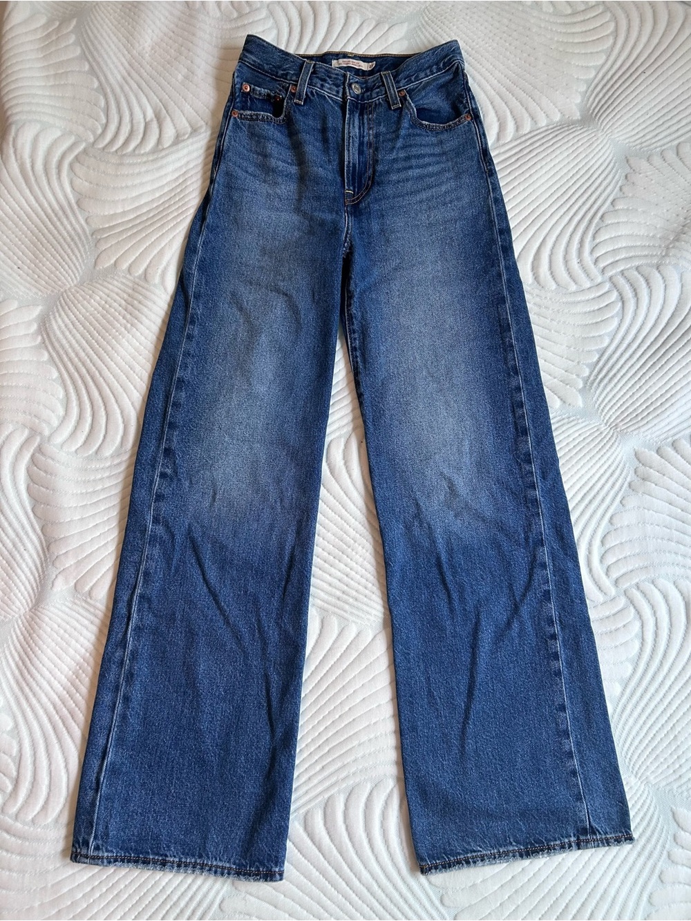 Classic women’s Levi’s Wide-Leg Jeans in Dark Blue
